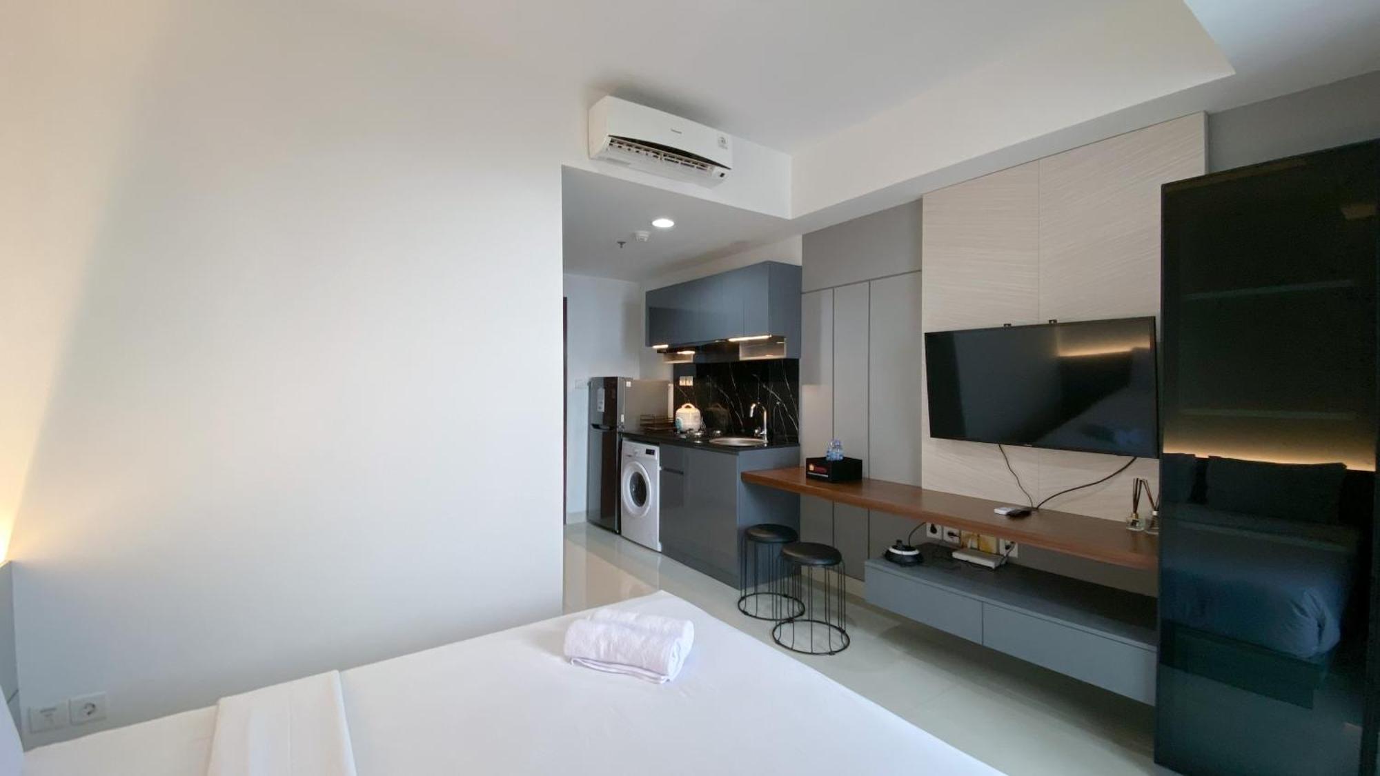 Cozy Living And Warm Studio Apartment At West Vista By Travelio Jakarta Exterior photo